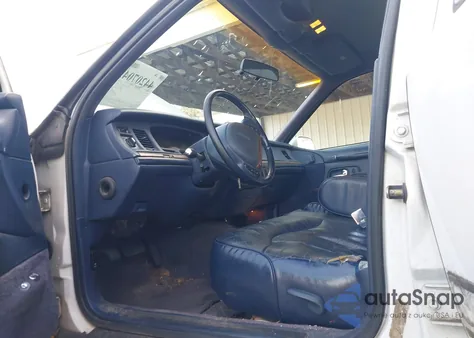 1996 Lincoln Town Car Executive z USA, uszkodzony, nr VIN 1LNLM81W8TY648514